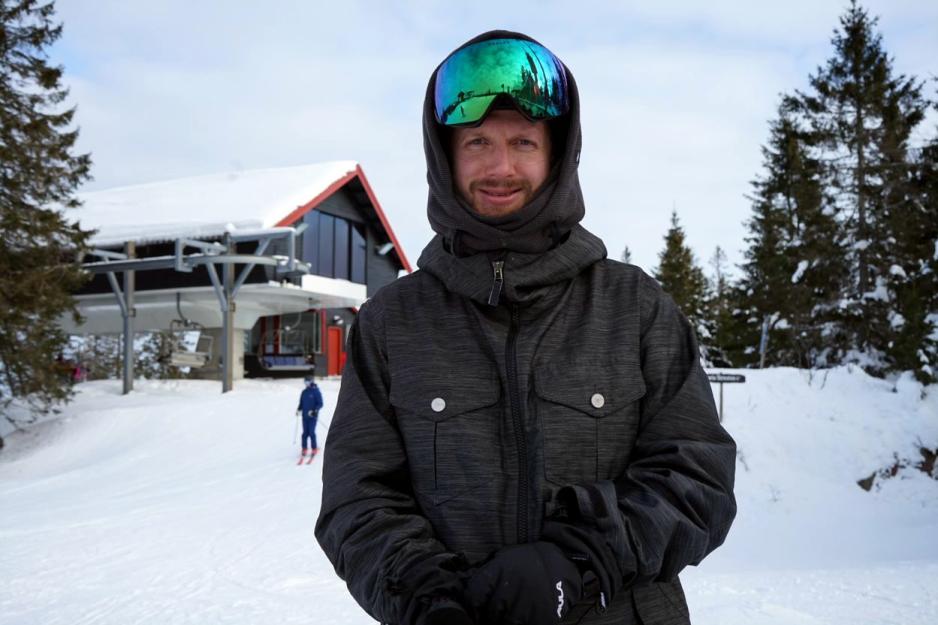 Smilende mann i toppen av alpinanlegget p&aring; Tryvann 