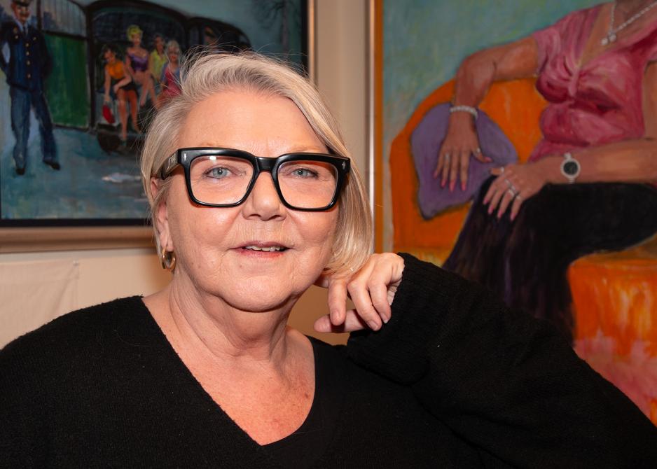 Astrid Renland med briller og kort h&aring;r smiler til kamera