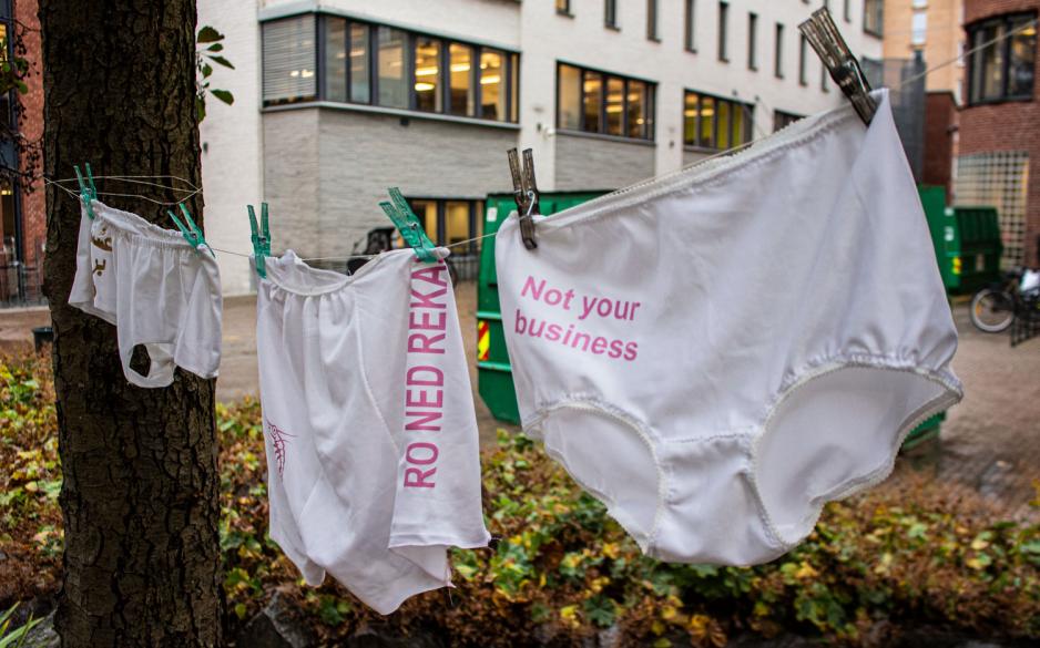 Tre hvite truser p&aring; en snor