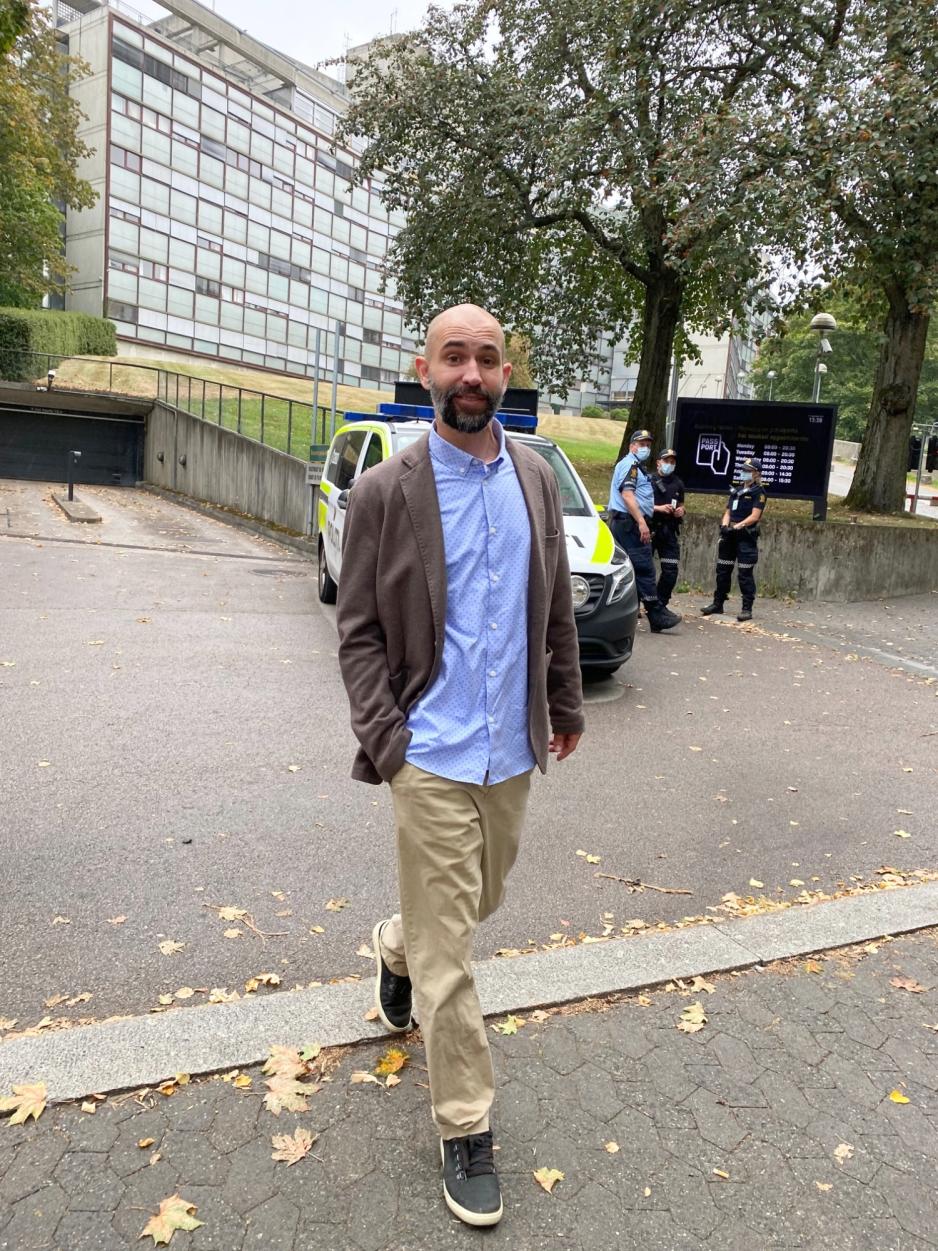 Roar Mikalsen g&aring;r tilbake mot plastbordet etter avh&oslash;ret.