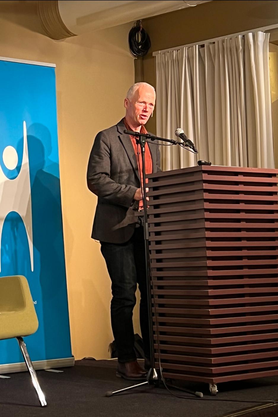 Robert Mood taler under arrangement p&aring; Litteraturhuset i Oslo.