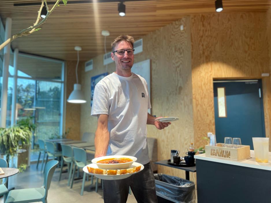 Robert Mikael Berg serverer dagens suppe p&aring; PaaHuk