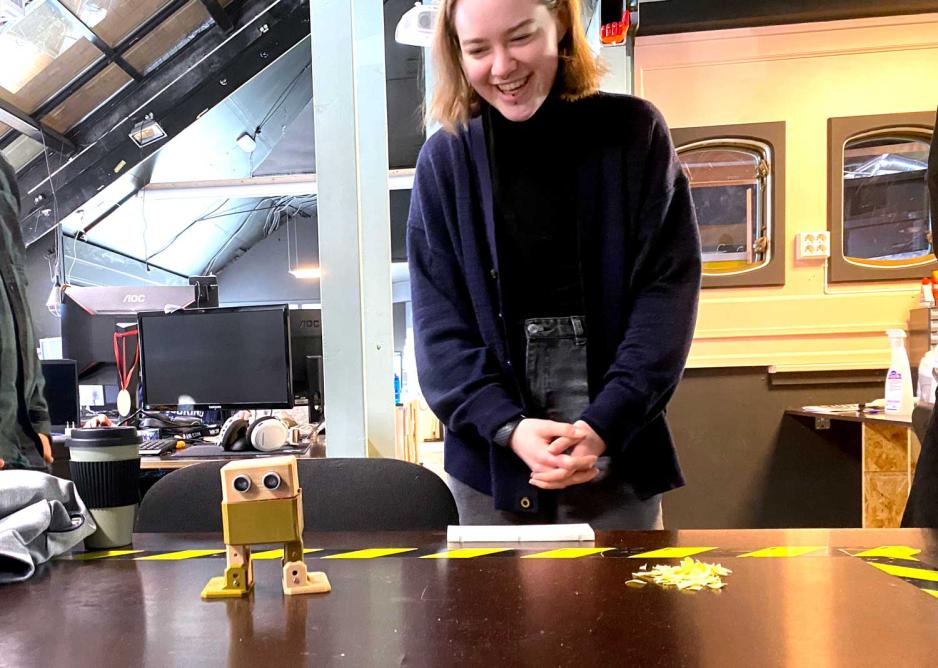 Robot p&aring; folkeh&oslash;gskole