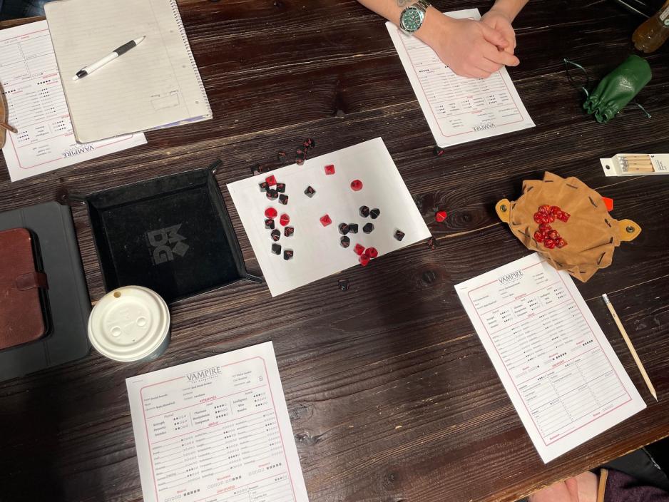 Spillbord i Outland-butikken i Oslo. P&aring; bordet ligger det tegninger og karakterark fra bordrollespillet Vampire the Masquerade.