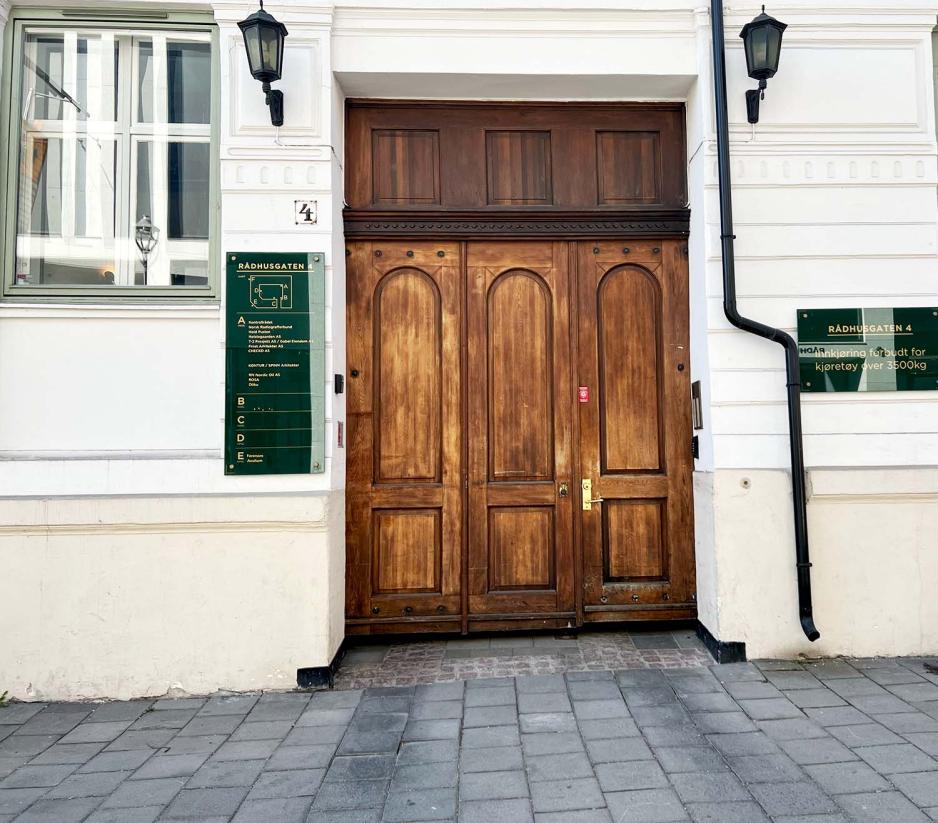 En gammel d&oslash;r i R&aring;dhusgata 4