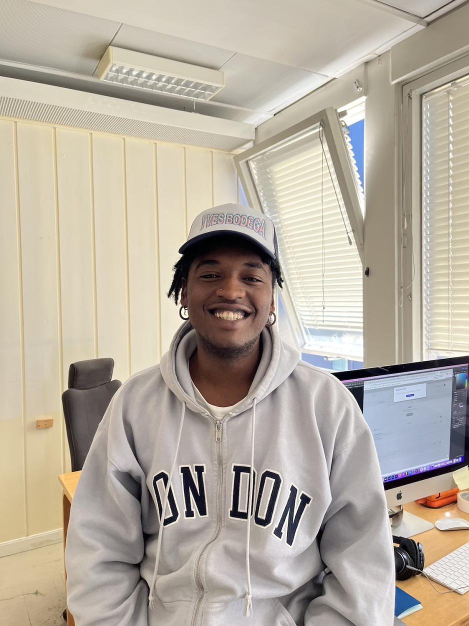 Safari Yves Shabani smiler p&aring; kontoret