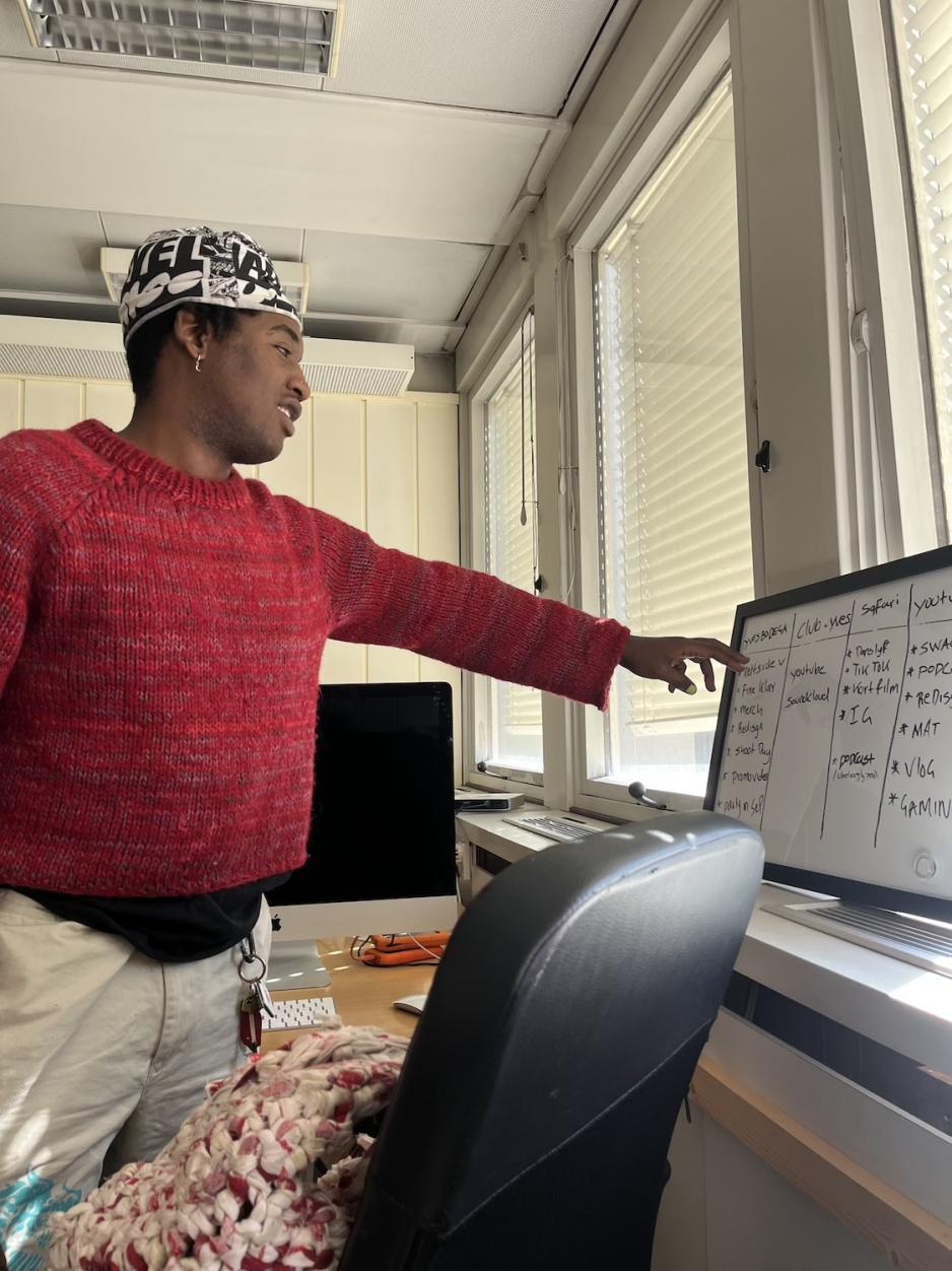 Mann peker p&aring; en tavle.