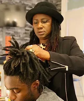 Saffie Carew styler h&aring;r