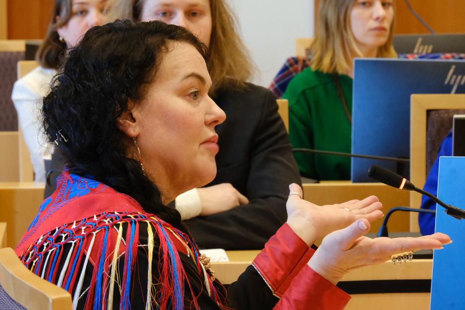 Silje Karine Muotka er sametingspresident. Hun vitner i rettssaken. Bildet er n&aelig;rt, i profil. Hun bruker hendene mens hun snakker. 