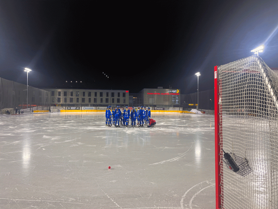Et bandylag er ute p&aring; isen og har sin siste samling f&oslash;r kampen starter.