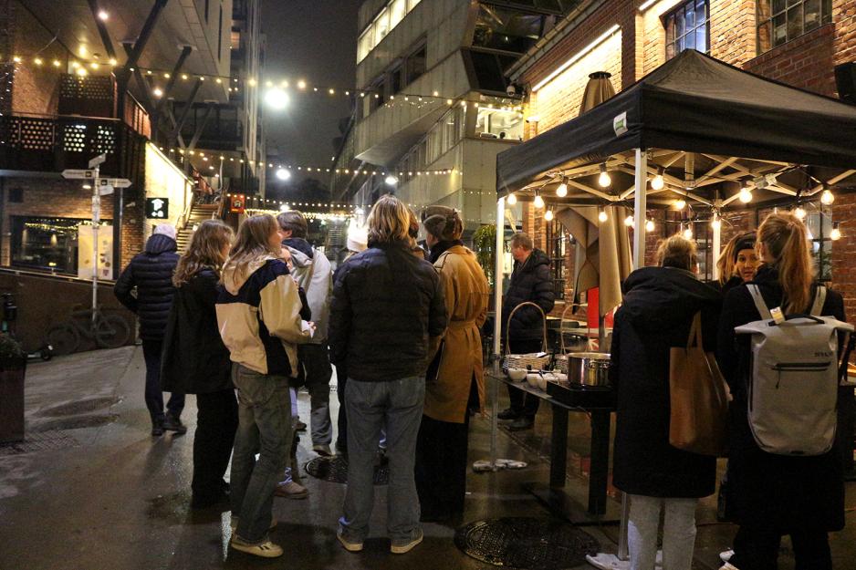 Folk st&aring;r p&aring; Vulkan og dikker gl&oslash;gg