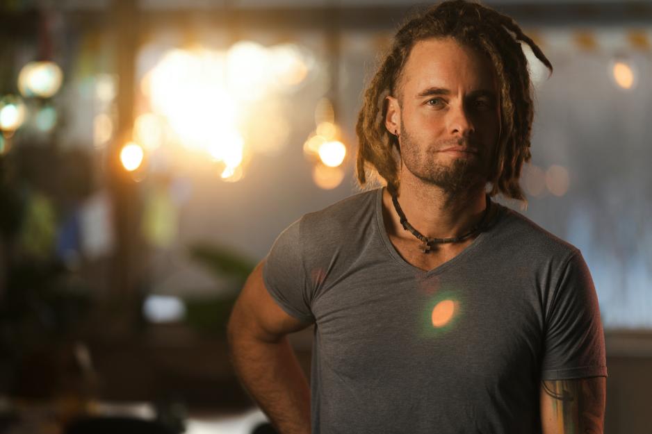 Bj&oslash;rnar Posse Sandboe st&aring;r med gr&aring; t-skjorte og ser inn i kamera.