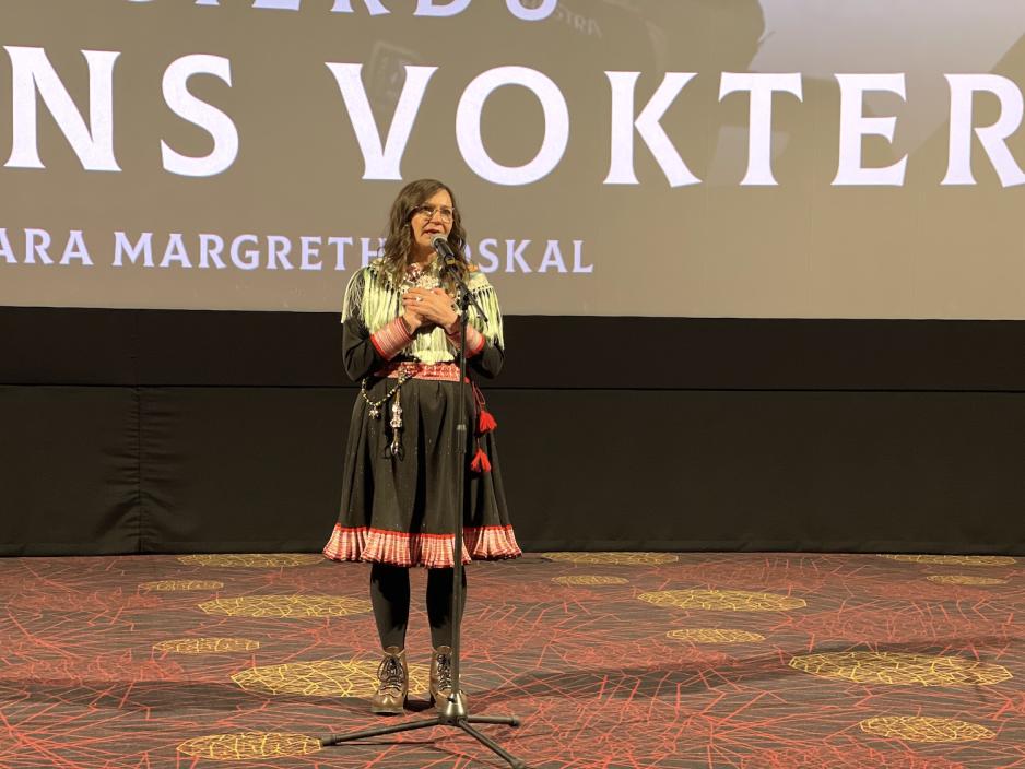 Regiss&oslash;r og manusforfatter Sara Mathilde Oskal st&aring;r foran kinolerretet p&aring; Colosseum