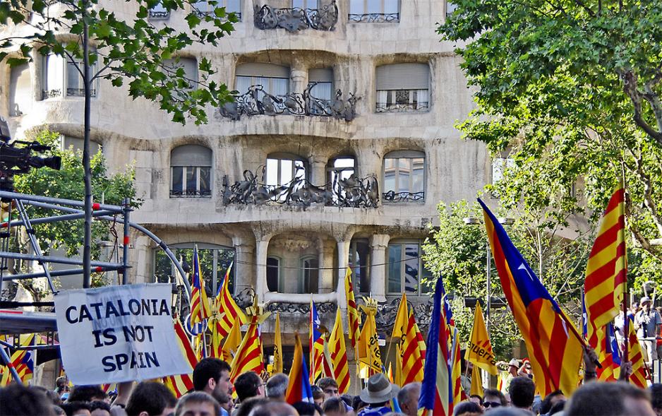 Her ser man katalanske flagg og et banner der det st&aring;r at Catalonia ikke er Spania. 