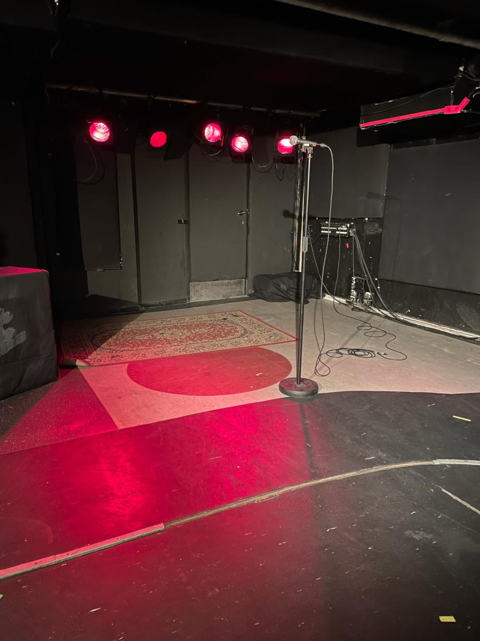 En tom scene med r&oslash;dt lys