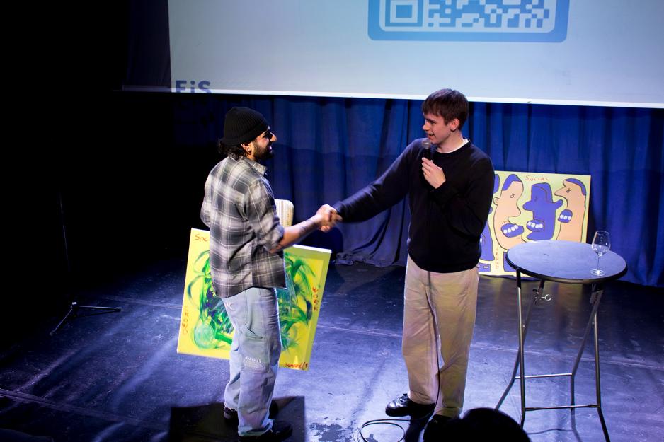 Budrunden er ferdig, kj&oslash;per overtar maleriet. 