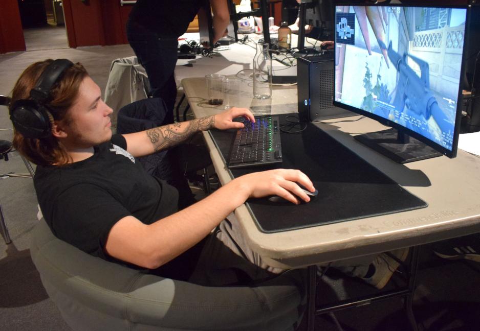 sebastian johansen sitter og spiller videospill