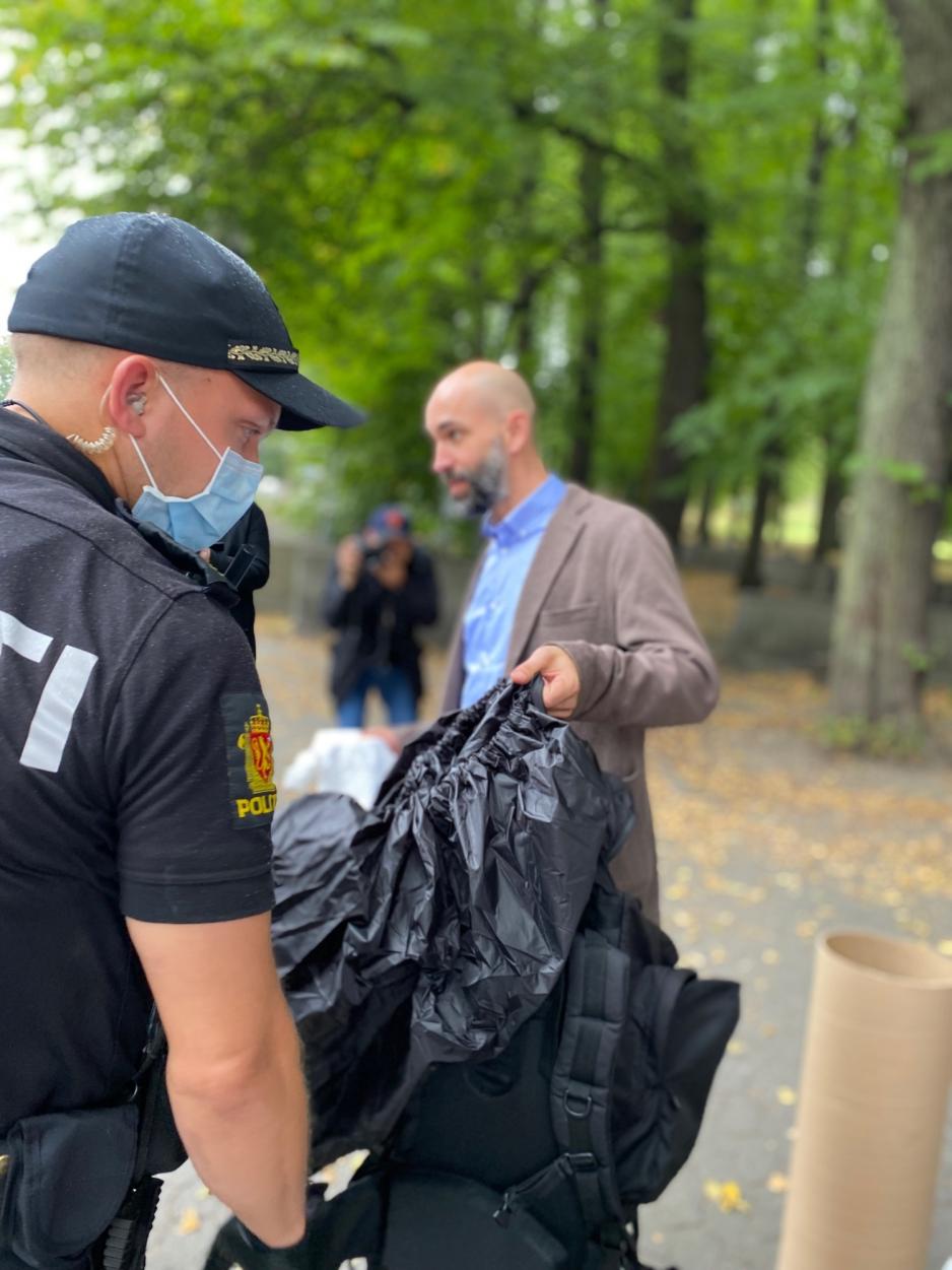 Roar vrenger sekken foran politiet for &aring; bevise at den er tom. 