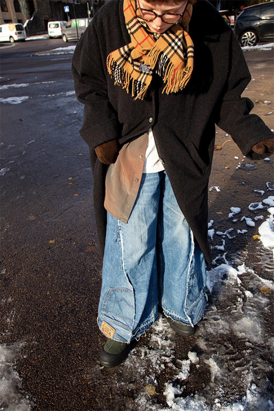 Selma viser fram outfiten hun har p&aring; idag.