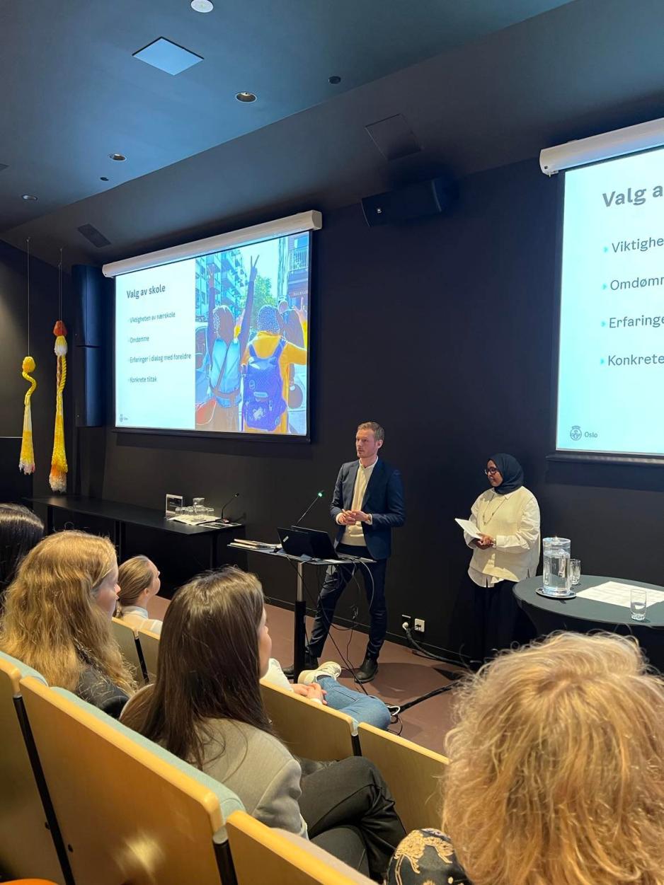 Bilde av to personers om holder seminar om n&aelig;rmilj&oslash;skoler 