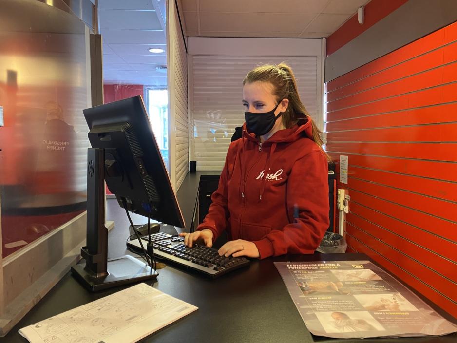 Senterleder skriver p&aring; PC