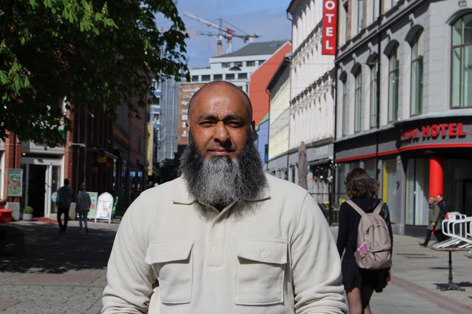 Shahid Rasool ser inn i kamera. Han st&aring;r ute