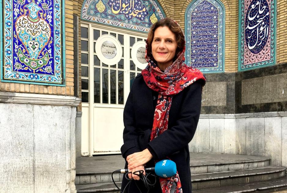 Sidsel Wold st&aring;r foran en muslimsk bygning 