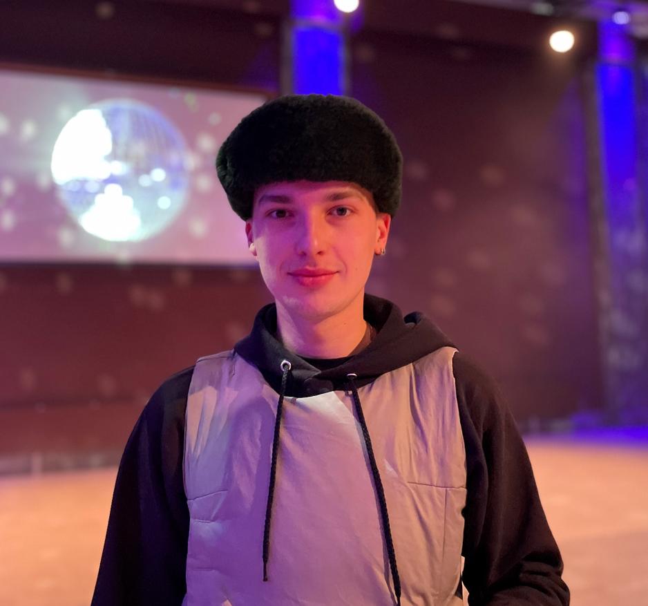 Gutt p&aring; rullesk&oslash;yter. 