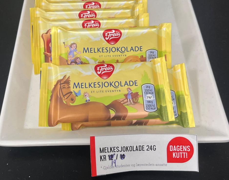 En rad med sm&aring; Eventyr-melkesjokolader. Foran st&aring;r en prislapp der 12 kroner er str&oslash;ket over, og 19 kroner er skrevet ved siden av. 