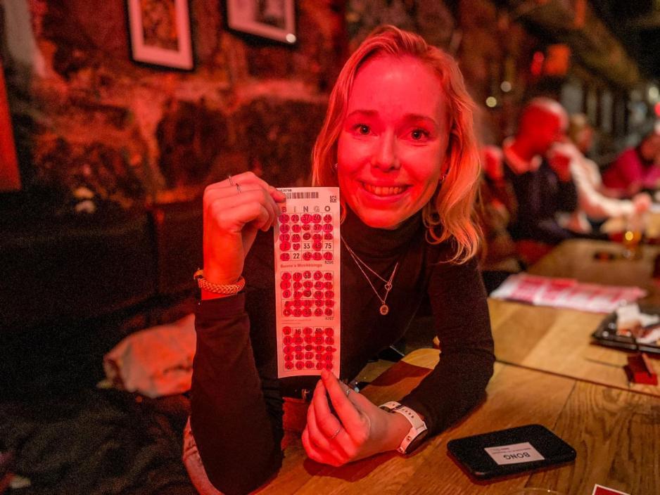 Siril er kveldens siste vinner. Hun holder hennes resultat i h&aring;nda med et smil om munnen. 