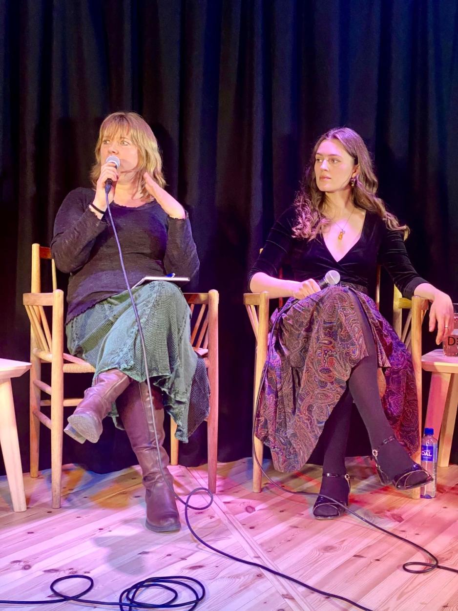 Sissel Furuseth og Merita Fjetland sit p&aring; kvar sin stol. 