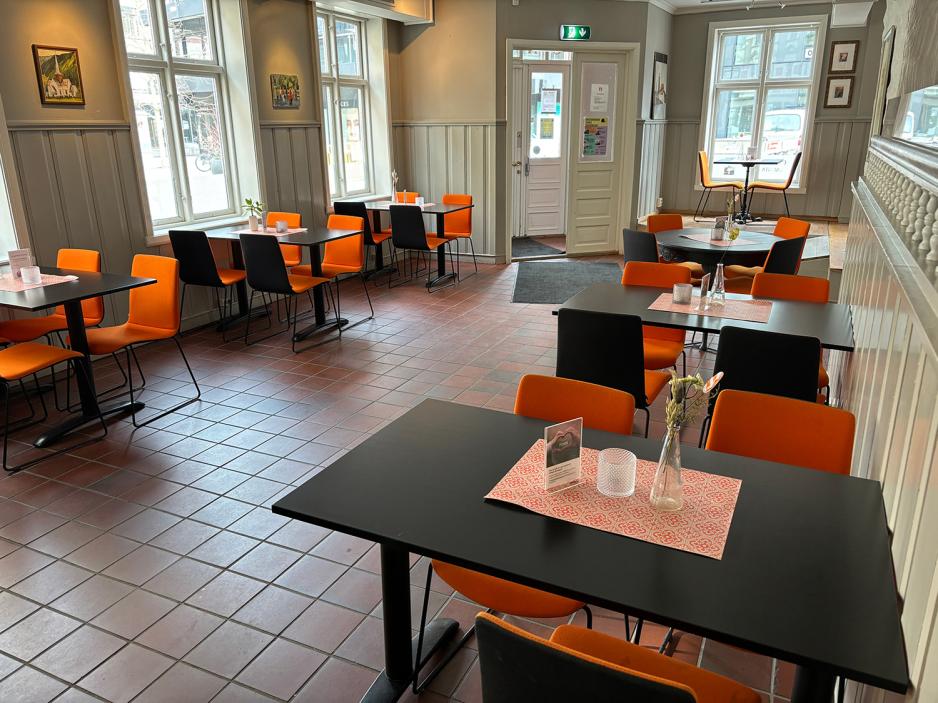 Inne i kaf&eacute;en har de en god mengde med plasser til gjester.