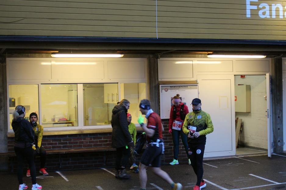 deltakere sitter p&aring; benk