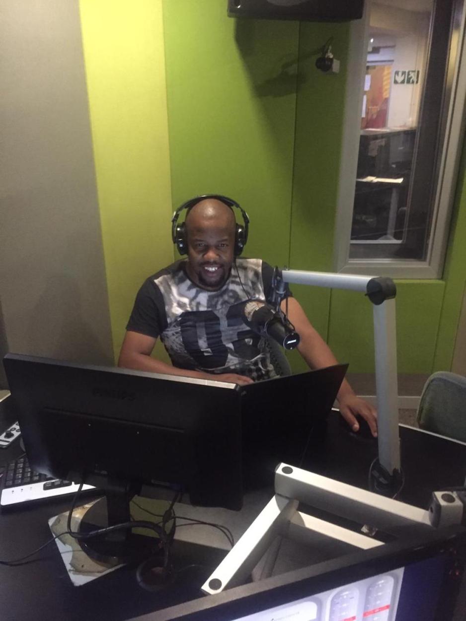 S&oslash;rafrikansk radiojournalist Siyabonga Ntuli p&aring; jobb. 