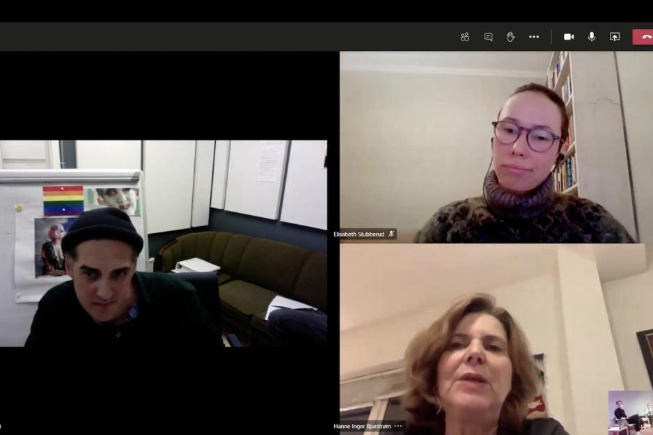 Resten av panelet deltok digitalt. Innsatt Dennis (t.v), Elisabeth Stubberud (t.h) og Hanne Inger Bjurstr&oslash;m (b.h). 