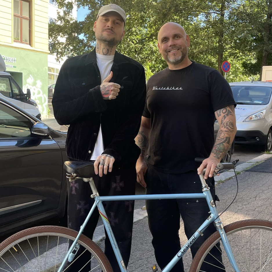 Artisten Unge Ferrari poserer forn&oslash;yd etter &aring; ha mottatt en restaurert sykkel fra Wastebikes. 