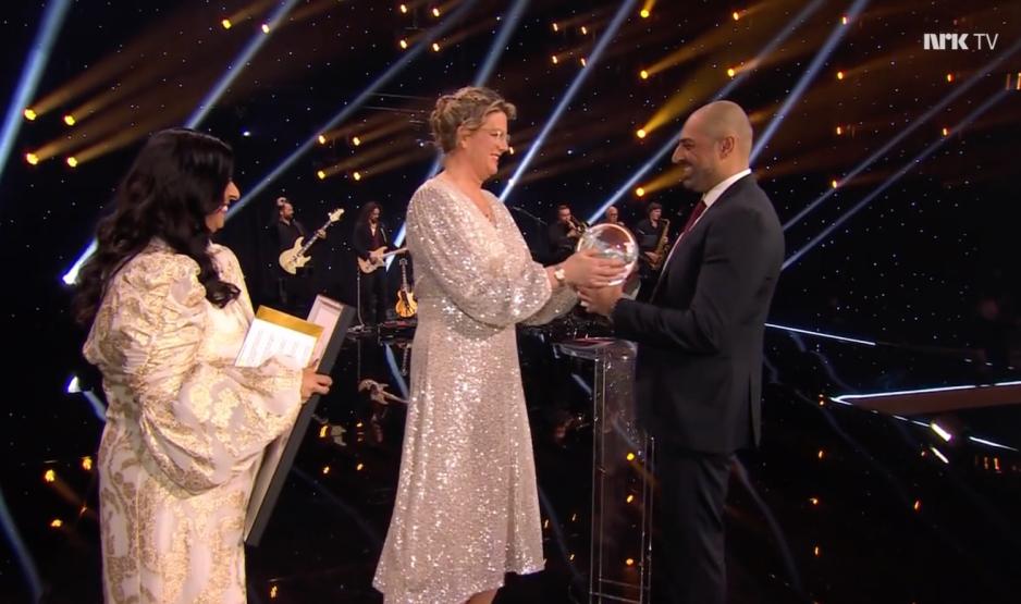 Adnan Naeem tar imot pris p&aring; idrettsgallaen. 