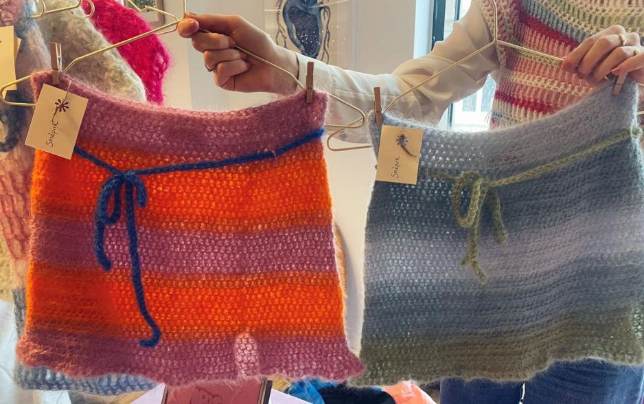 To heklet skj&oslash;rt. En som er oransj og rosa, og en som er lysebl&aring;. 