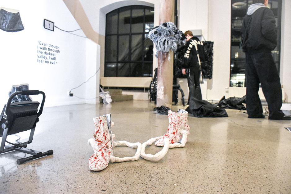 sko med r&oslash;dmaling 