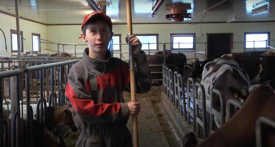 En ung gutt i kjeledress, inne i et fj&oslash;s.