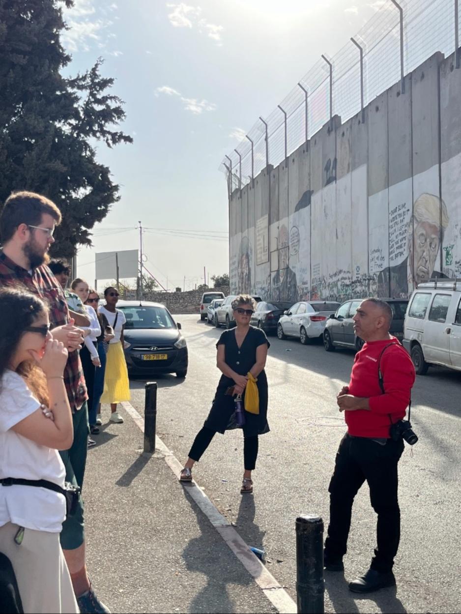 Folkeh&oslash;gskole-elever og l&aelig;rer foran Klagemuren