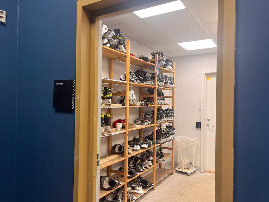 Sk&oslash;yter som st&aring;r plassert p&aring; en hylle