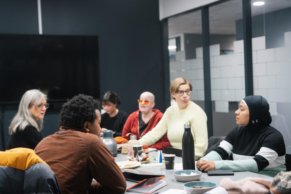 Deltakere rundt bordet p&aring; skrivekurs. 