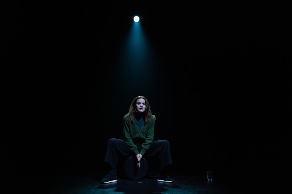 kvinne p&aring; scene