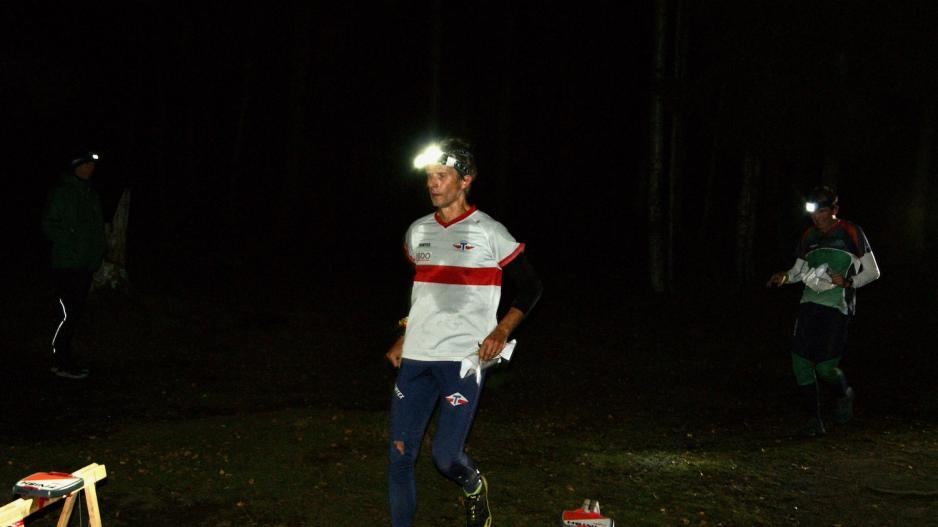 Mann kommer l&oslash;pende inn til m&aring;l i Harry Lagert Nattcup