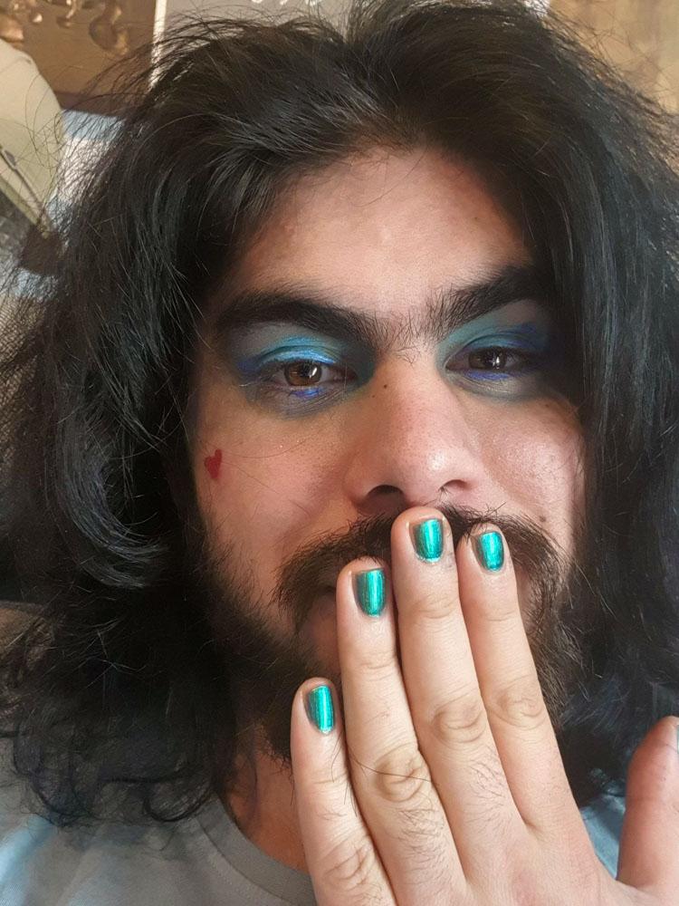 fargede negler og sminke p&aring; en som uttrykker og utforsker sin kj&oslash;nnsidentitet