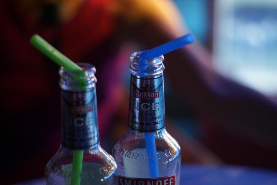 To flasker smirnoff ice p&aring; et bord.