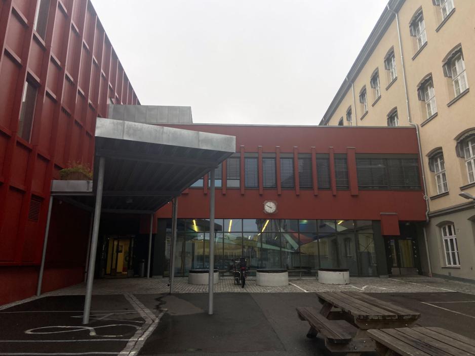 Inngangspartiet til Sofienberg skole i et gr&aring;tt v&aelig;r
