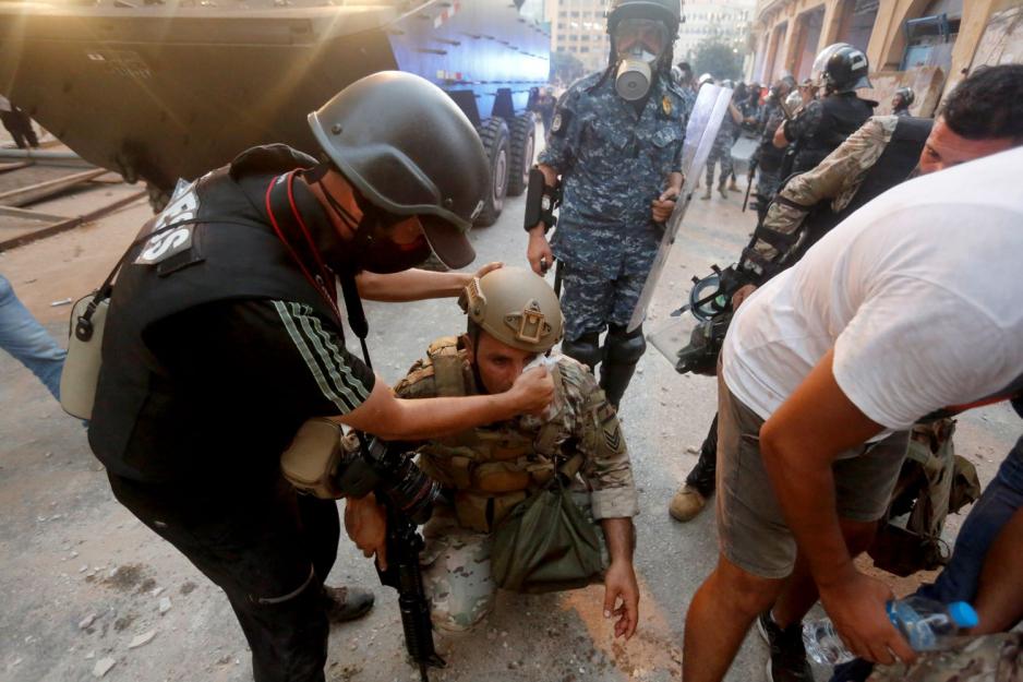T&oslash;rker blod etter at soldater og demonstranter har r&oslash;ket sammen 