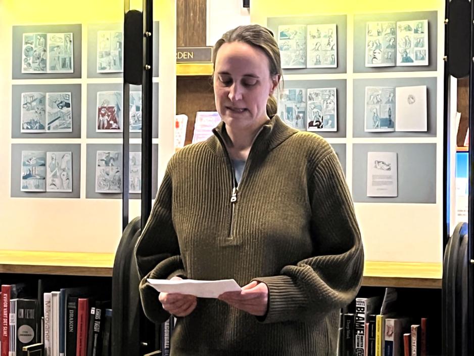 Solveig Wiig foran tegneserier